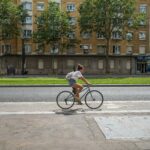 Une cycliste sur une piste cyclable, boulevard Brune, Paris